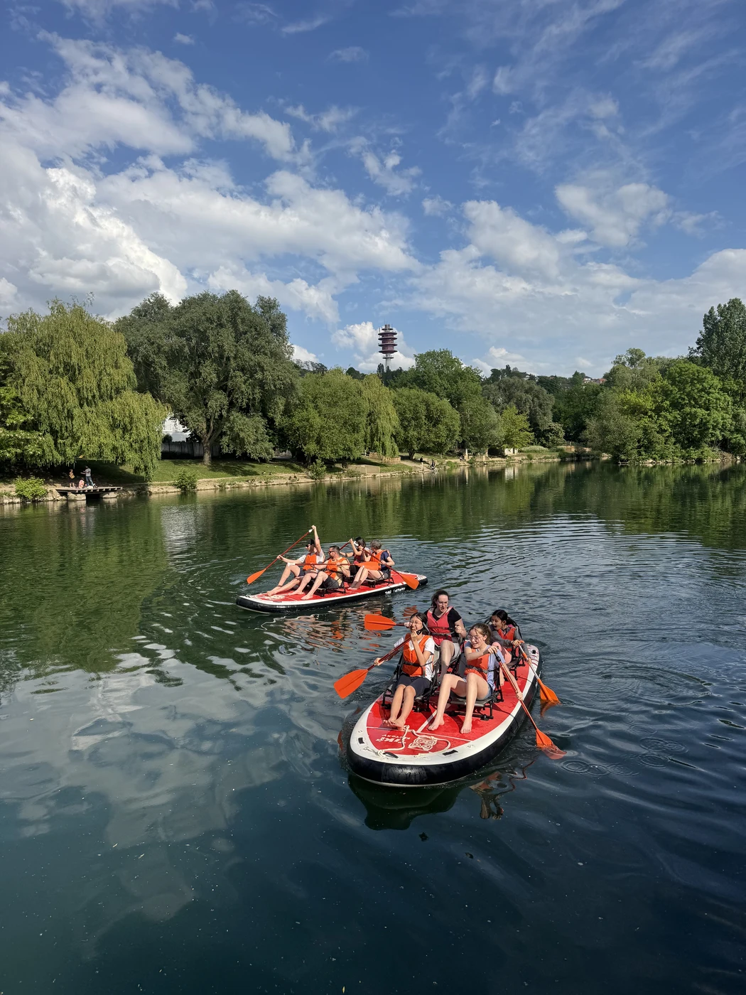 Trio adultes sur megapaddle rouge sur la Marne